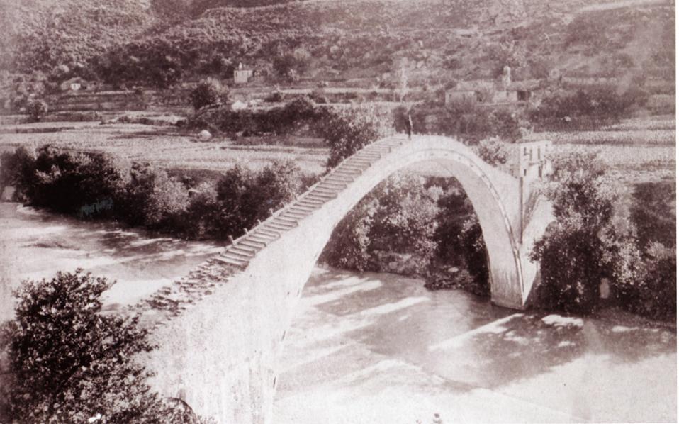 Το γεφύρι της Πλάκας δεν έπεσε από τη βροχή