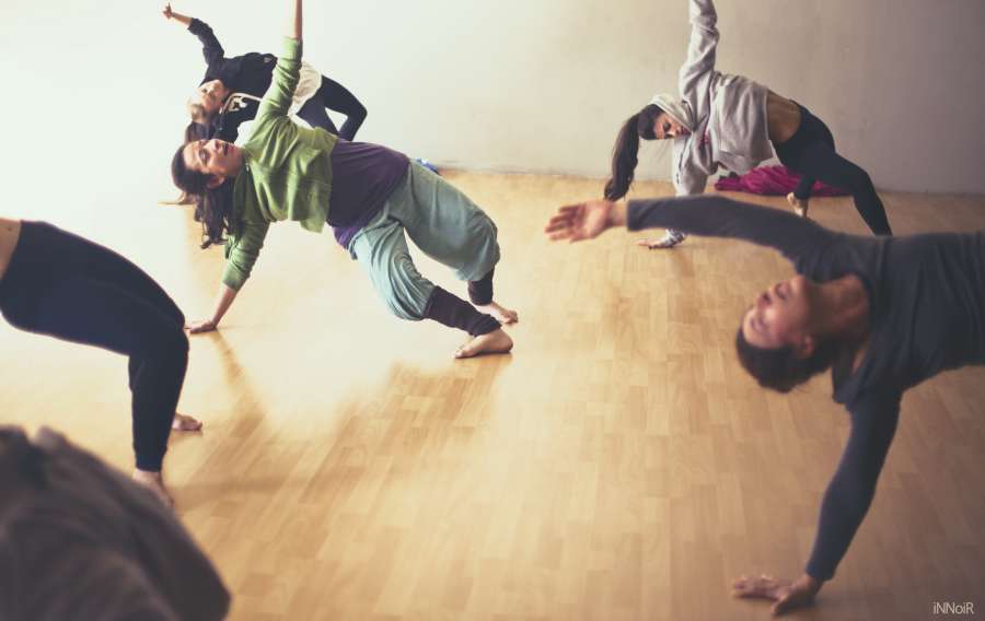 Ανακαλύπτοντας τη χορευτική ροή μέσα από τη yoga