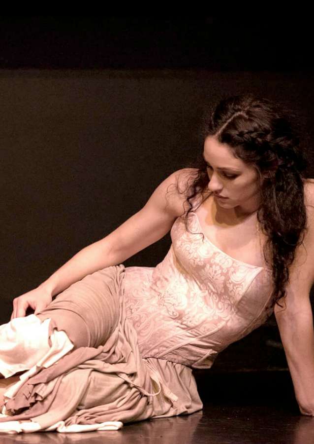 Συνέντευξη με την χορεύτρια-performer Λαμπρινή Γκόλια