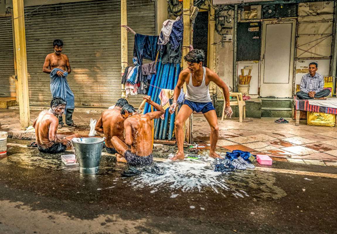 Isidoros Printezis # Greece # Street Shower in Delhi Φωτογραφία Δρόμου