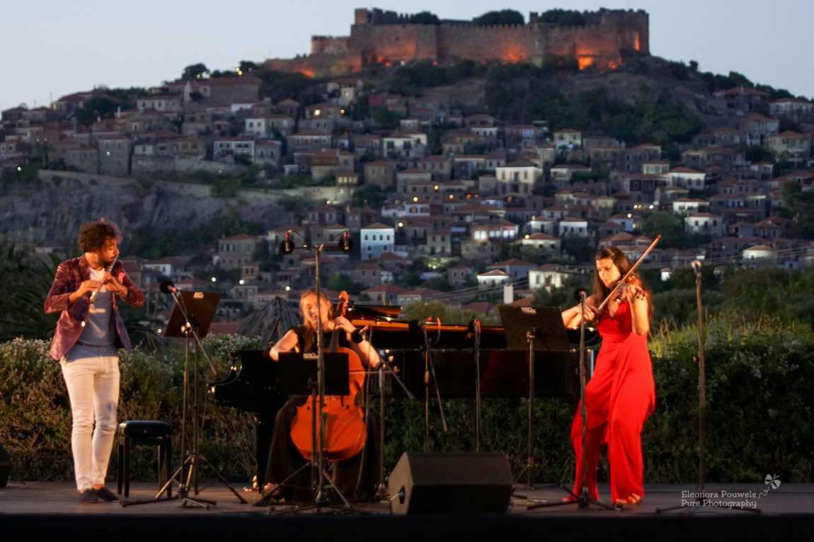 Haydn Trio with Molyvos as background_c Eleonore Pouwels _ 7ο Διεθνές Φεστιβάλ Μουσικής Μολύβου,