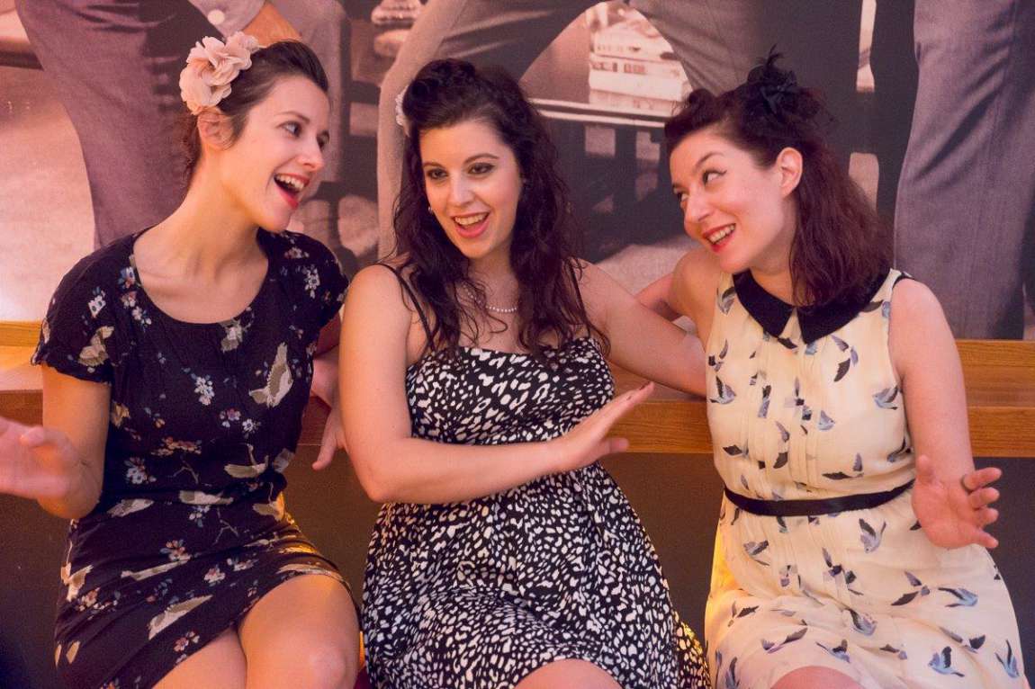 Les Trois Femmes Swinging on the Train