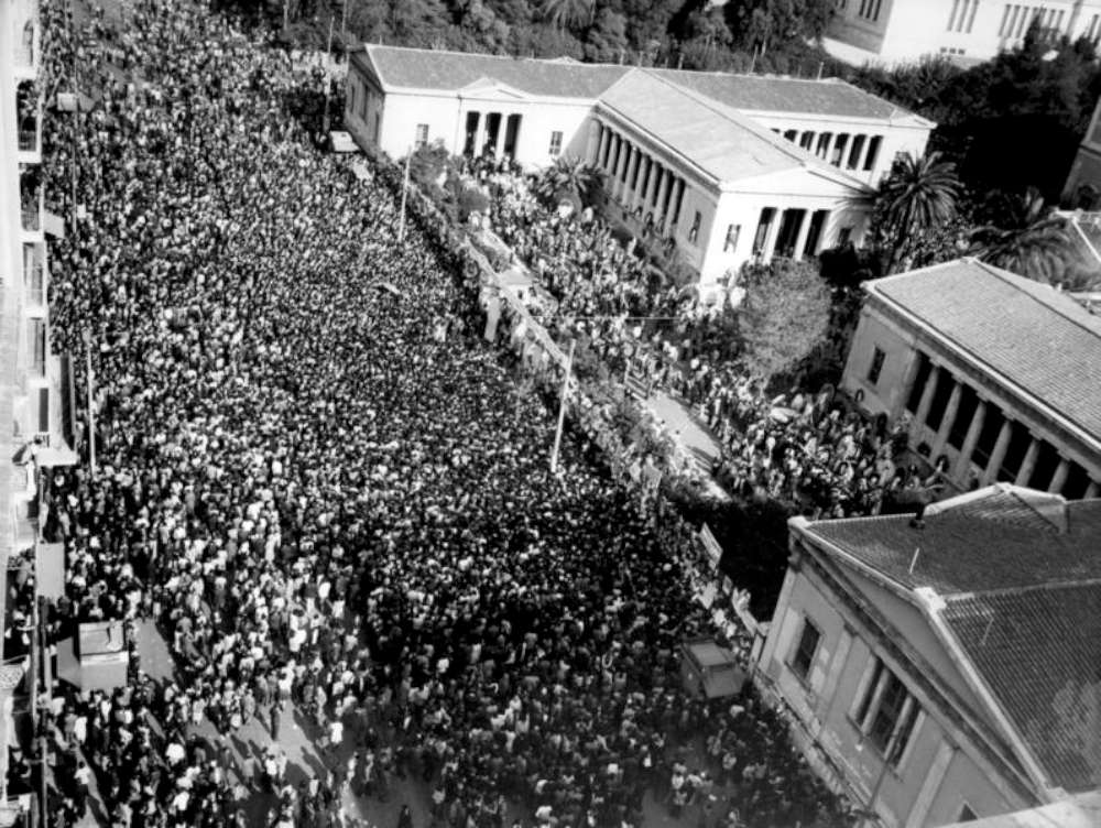 1974 & 1944 - Η Αθήνα γιορτάζει την ελευθερία  της