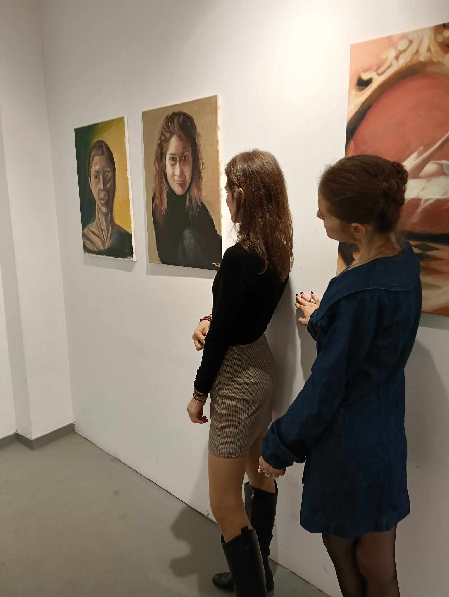Οι δίδυμες εικαστικοί Στελλα και Μαρία Παπά διεκδικούν την δική τους θέση στην Ζωγραφική. 