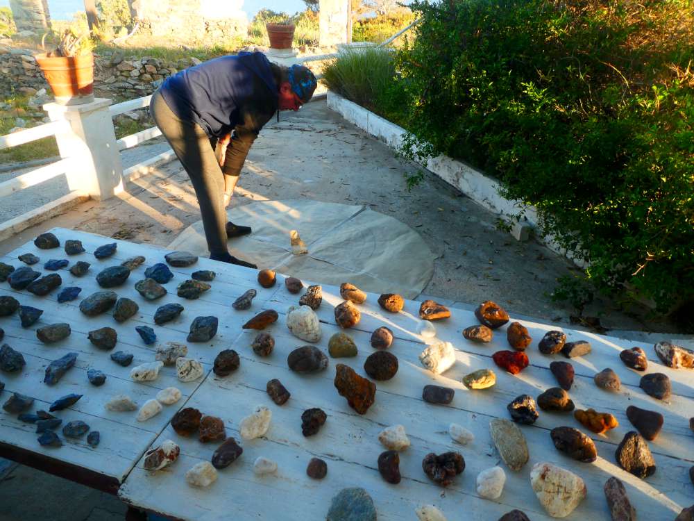 επιλογή πετρωμάτων για την μαντάλα στο εργαστήριο μου στη Σύρο