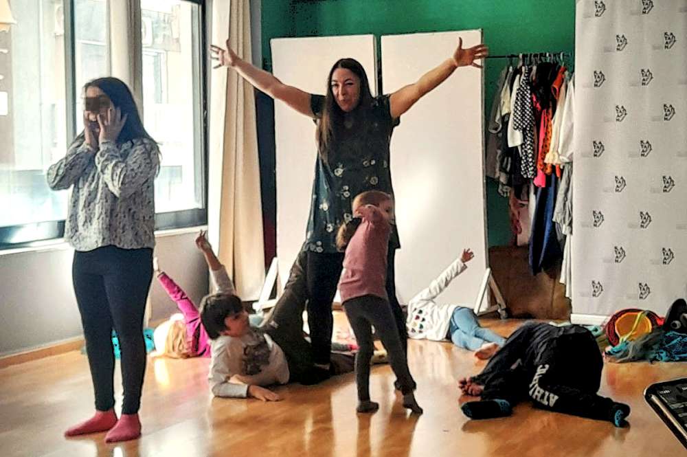 Συνέντευξη της Αλίκης Κατσαβού – «Δεν προσπαθώ να φτιάξω μικρούς ηθοποιούς»
